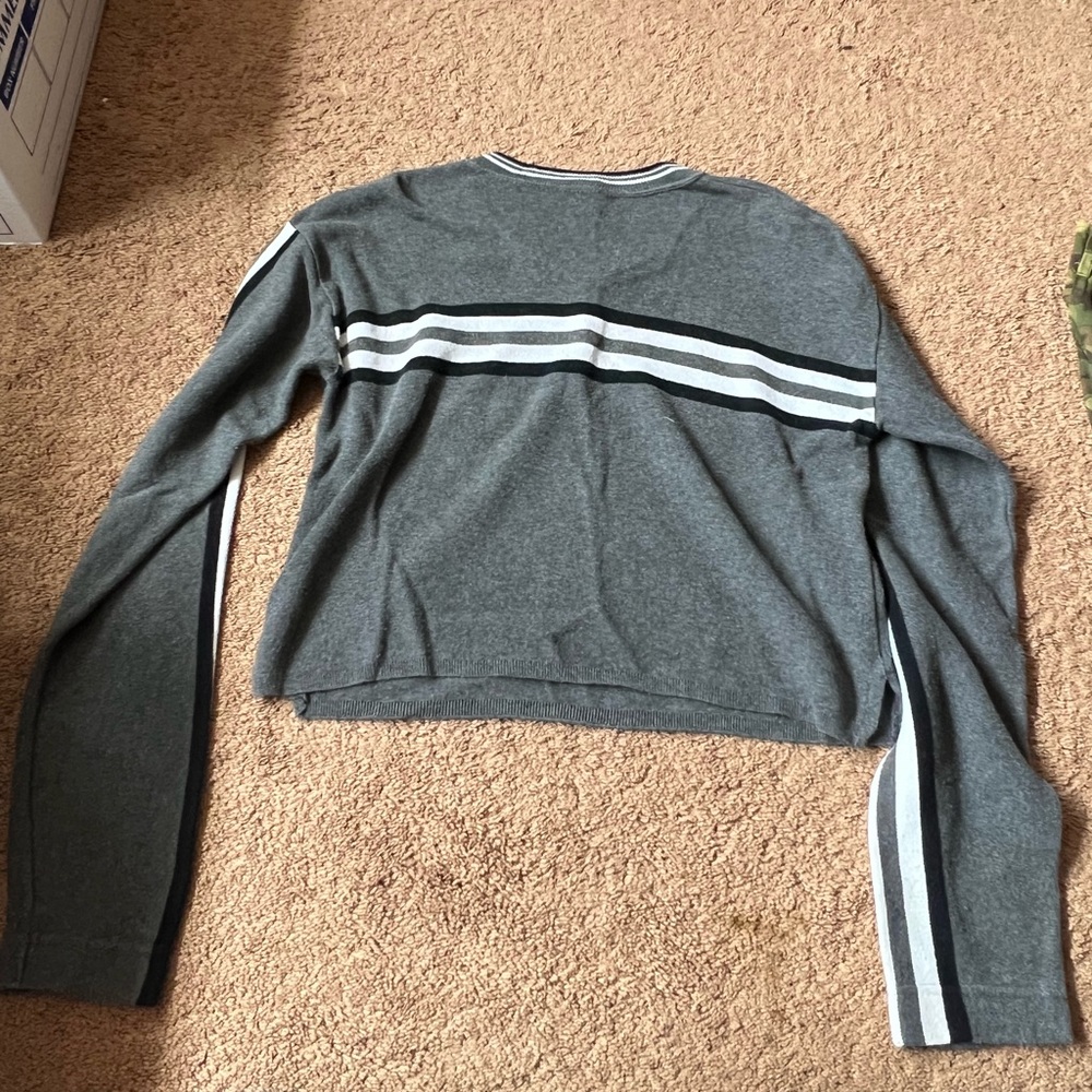 Long sleeve v-neck crop from the 90’s